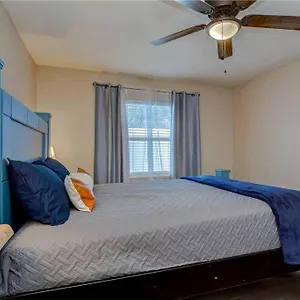 https://driftwood-castle-urban-oasis-three-bedroom-near.hotelstampa.org